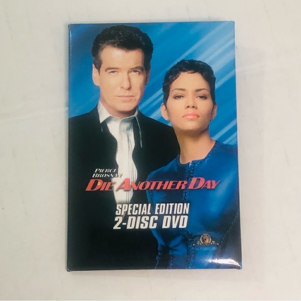 VINTAGE PROMO PINBACK‎ BUTTON - JAMES BOND - DIE ANOTHER DAY